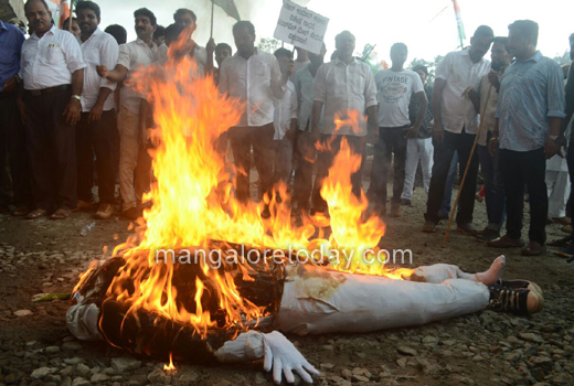Cong protest 
